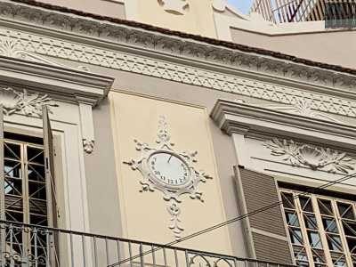 Dalla forma rotonda, � incastonata in una raffinata cornice floreale dal gusto baroccheggiante